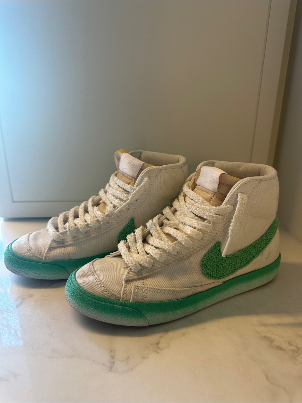NIKE BLAZER MID ‘77 White and Green Hightop. Women’s Size US 7